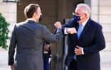 Le président français Emmanuel Macron (g) reçoiut le Premier ministre australien Scott Morrison au palais de l'Elysée, à Paris, le 15 juin 2021