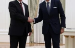 Le chef de l'Agence internationale de l'énergie atomique (AIEA), Rafael Grossi (d) et le président russe Vladimir Poutine, le 25 septembre 2025 au Kremlin, à Moscou