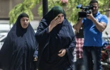 Des proches de passagers du vol EgyptAir qui s'est abîmé en mer arrivent à l'aéroport du Caire le 19 mai 2016