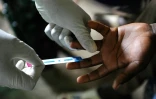 Dépistage du sida sur un Kenyan à Ndiwa dans le comté de Homa Bay (ouest du Kenya), le 10 novembre 2015