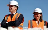 Le président Emmanuel Macron en compagnie de la maire de Paris Anne Hidalgo lors de la visite du chantier du village des athlètes à Saint-Ouen, le 14 octobre 2021