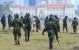La police et des paramilitaires se déploient aux alentours de la présidence srilankaise, à Colombo le 9 mai 2022