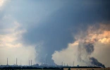 Des nuages de fumée au-dessus de la raffinerie de pétrole en dehors de la ville de Lyssytchansk le 23 juin 2022
