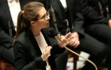 La ministre déléguée chargée de la Lutte contre les discriminations, Aurore Berge, prononce un discours lors d'une séance de questions au gouvernement à l'Assemblée nationale, la chambre basse du Parlement français, à Paris, le 14 avril 2026.