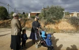 Des habitants de la colonie d'Amona, en Cisjordanie, le 15 décembre 2016