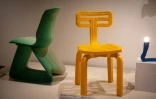 Des chaises fabriquées à partir de vieux réfrigérateurs lors de l'exposition "Waste Age" au musée du design de Londres, le 2 février 2022