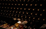 Des bouteilles de vin dans les caves de la coopérative Ayllu, située dans la localité de Toconao, en plein désert d'Atacama, Chili, le 17 mai 2022