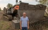 Vitaliy, un ingénieur ukrainien, devant un véhicule de déminage artisanal qu'il a conçu à Kryvyï Rig, en Ukraine, le 15 septembre 2023