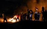 Des manifestants palestiniens brûlent des pneus à l'est de Gaza le 15 juin 2021