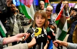 La militante suédoise Greta Thunberg (c) fait une déclaration aux journalistes à son arrivée à l'aéroport de Stockhom, le 10 juin 2025 en Suède