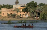 Des habitants traversent l'Euphrate en bateau dans la province syrienne de Deir Ezzor, en proie à des inondations, le 30 mai 2026