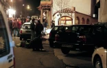 Des policiers sur les lieux où le préfet Claude Erignac a été abattu à Ajaccio, le 6 février 1998