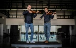 Le violoniste Thibault Vieux et son élève Marin Lamacque le 6 novembre 2018 à l'Opéra Bastille à Paris