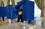 Un homme vote aux élections législatives, le 21 juillet 2019 à Kiev, en Ukraine
