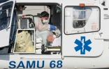 Un patient atteint du Covid-19 transféré par hélicoptère de l'hôpital de Mulhouse vers un autre établissement le 19 mars 2020