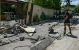 Un homme nettoie les débris d'une maison endommagée par le séisme à General Santos aux Philippines le 9 juin 2026