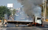 Un camion incendié par des groupes criminels à Guadalajara, dans l'Etat de Jalisco, au Mexique, le 22 février 2026