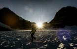 Un randonneur sur le glacier de la Selle dans le massif des Ecrins à Saint-Christophe-en-Oisans, en Isère, le 9 juillet 2025 