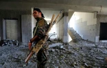 Un combattant des forces démocratiques syriennes (FDS) dans un immeuble détruit, le 21 septembre 2017 à Raqa