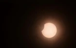 La Lune cache partiellement le Soleil, lors d'une éclipse annulaire, au moment du solstice d'été, observée le 21 juin 2020 à Colombo, la capitale du Sri Lanka
