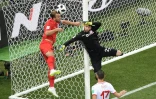 Le gardien de but de la Tunisie Mouez Hassen se blesse à une épaule lors du match contre l'Angleterre au Mondial, le 18 juin 2018 à Volgograd