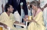 La princesse Diana s'entretient avec un malade du sida lors d'une visite dans un hôpital à Rio de Janeiro le 25 avril 1991