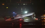 Un CRJ-900 d'Air Canada Express est immobilisé sur la piste après être entré en collision avec un véhicule de l'autorité portuaire, à l'aéroport LaGuardia de New York, le 23 mars 2026