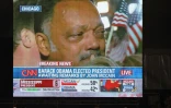 L'image du révérend Jesse Jackson en larmes sur un grand écran tandis que CNN annonce la victoire du candidat démocrate à la présidence, Barack Obama, le 4 novembre 2008, lors du rassemblement électoral d'Obama à Chicago, dans l'Illinois