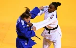 La Française Madeleine Malonga face à la Britannique Natalie Powell, lors de leur combat de repêchage (-78 kg) aux Championnats d'Europe de judo, le 1er mai 2022 à Sofia