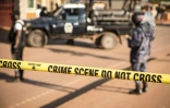 La police ougandaise déployée le 24 octobre 2021, sur les lieux de l'attentat commis la veille au soir contre un restaurant de Kampala