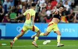 La joie de l'Espagnol Sergio Camello (d) auteur d'un doublé en finale contre la France, le 9 août 2024 au Parc des Princes