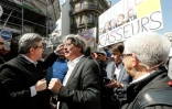 Le chef de La France insoumise Jean-Luc Mélenchon discute avec le député LFI Eric Coquerel le 5 mai 2018 à Paris