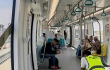 Des passagers à bord du monorail récemment inauguré qui circule dans le Nouveau Caire, un quartier de la banlieue de la capitale, le 22 mai 2026, en Egypte