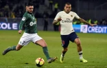 Le milieu de Saint-Etienne Rémy Cabella (g) face au défenseur brésilien du PSG Dani Alves, le 17 février 2019 au stade Geoffroy-Guichard 