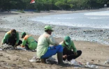 Nettoyage des déchets plastiques sur une plage de Bali, le 19 décembre 2017