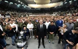Le Serbe Aleksandar Vucic au milieu de ses partisans à Belgrade le 22 octobre 2026