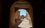 Des visiteurs dans une rue du village martyr de Belchite, dans le nord de l'Espagne, le 8 juillet 2022