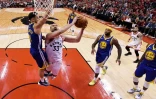 L'arrière de Golden State Klay Thompson tente de contrer le pivot des Raptors Marc Gasol, le 2 juin 2019 à Toronto