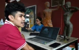 L'étudiant en design graphique, Ray Kimhak (g), lors d'une interview avec l'AFP dans son école à Phnom Penh, le 17 juillet 2025 au Cambodge