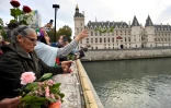 Des femmes lancent des roses dans la Seine depuis le pont Neuf à Paris, en souvenir des dizaines de manifestants algériens tués durant la répression du 17 octobre 1961, le 17 octobre 2021