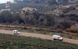 Des véhicules des forces de l'ONU déployées dans le sud du Liban (Finul) circulant sur une route à proximité de la frontière entre le village libanais de Kfar-Kila et le territoire israélien le 4 décembre 2018