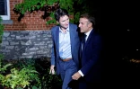 Le Premier ministre canadien Justin Trudeau (g) accueille le président français Emmanuel Macron dans sa résidence privée à Ottawa, au Canada, le 25 septembre 2024