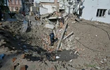 Un démineur ukrainien inspecte un cratère à la suite d'une frappe russe à Kharkiv, la deuxième plus grande ville d'Ukraine dans le nord est du pays, le 9 août 2022