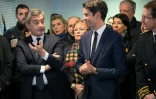 Le nouveau Premier ministre Gabriel Attal (c) et le ministre de l'Intérieur Gérald Darmanin (g), lors d'une visite au commissariat d'Ermont, le 10 janvier 2024 dans le Val-d'Oise