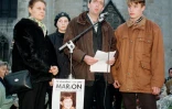 Les parents de la petite Marion, Françoise et Michel Wagon, accompagné de leurs enfants, le 14 novembre 1997 à Agen, lors d'une manifestation à la mémoire de leur fille disparue un an plus tard