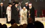 Le pape Léon XIV, entouré des dignitaires religieux libanais, arrose un olivier qu'il a planté dans le centre de Beyrouth, le 1er décembre 2025