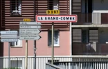 Un panneau de signalisation à l'entrée de La Grande Combe où un fidèle musulman a été tué vendredi à coups de couteau par un autre fidèle dans une mosquée, le 25 avril 2025 dans le Gard