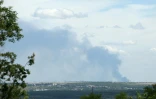 De la fumée s'élève d'une zone de combats dans la région de Lougansk (est de l'Ukraine) le 24 juin 2022