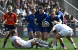 La numéro 8 française Romane Ménager bouscule la défense anglaise, lors de leur match du Tournoi des Six nations, le 30 avril 2022 à Bayonne