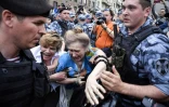 Des policiers arrêtent des participants à une manifestation, à Moscou le 13 juin 2019